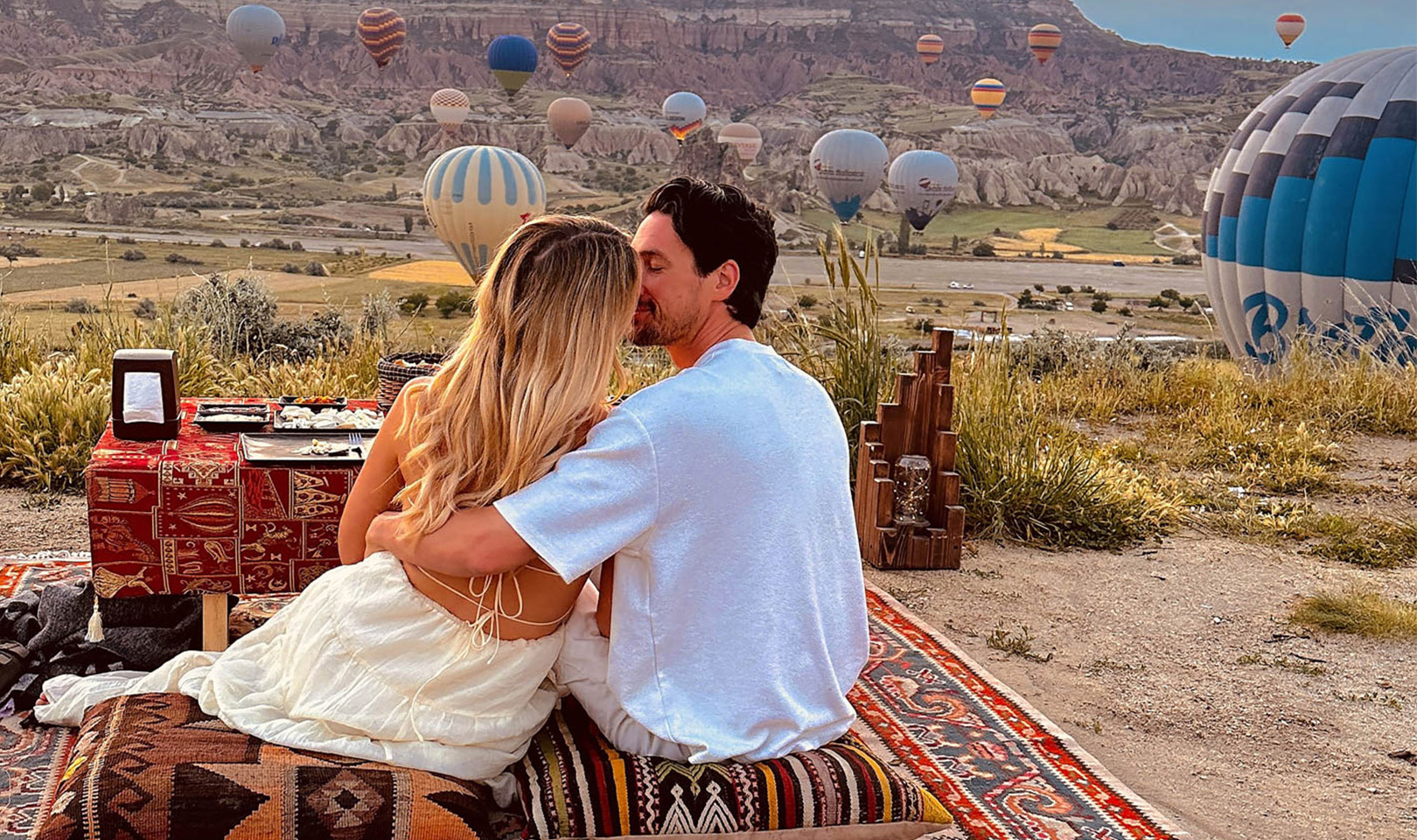 Gündoğumu Vadide Balon Manzaralı Kahvaltı Konsepti (3)