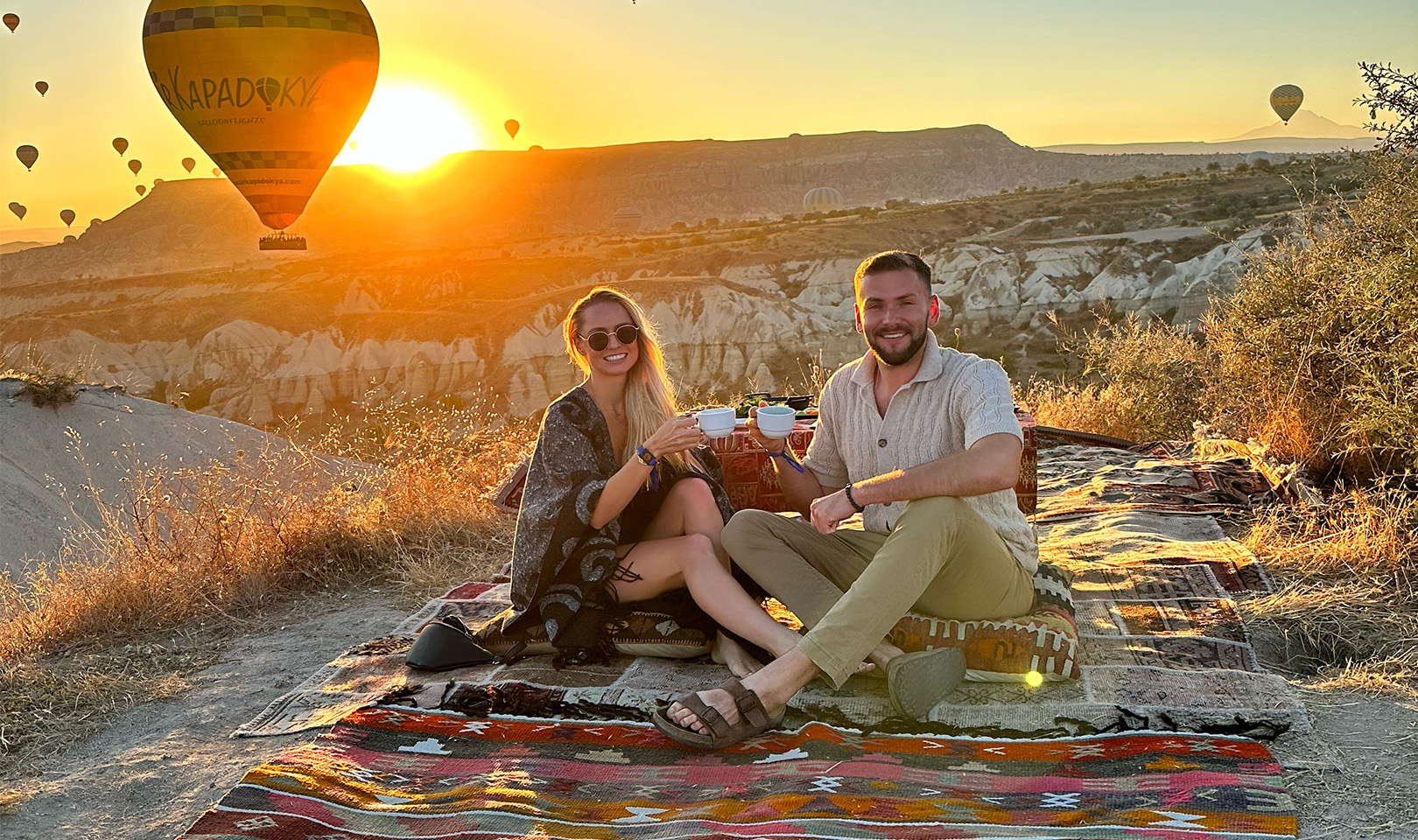 Gündoğumu Vadide Balon Manzaralı Kahvaltı Konsepti (5)