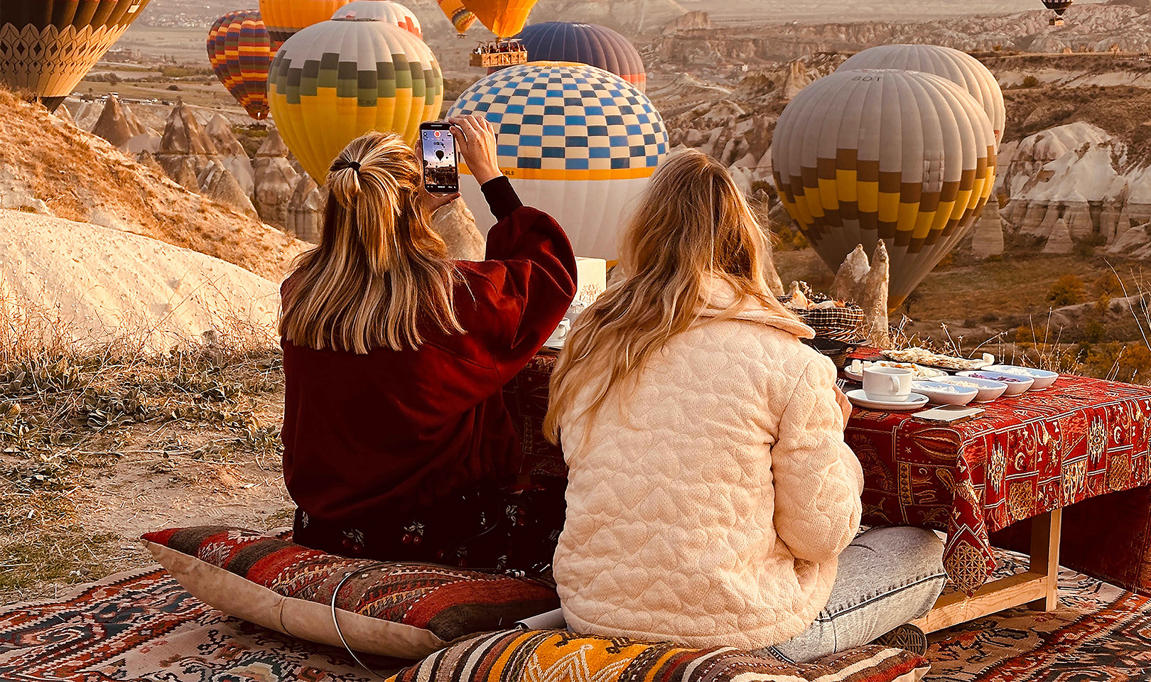 Gündoğumu Vadide Balon Manzaralı Kahvaltı Konsepti (6)